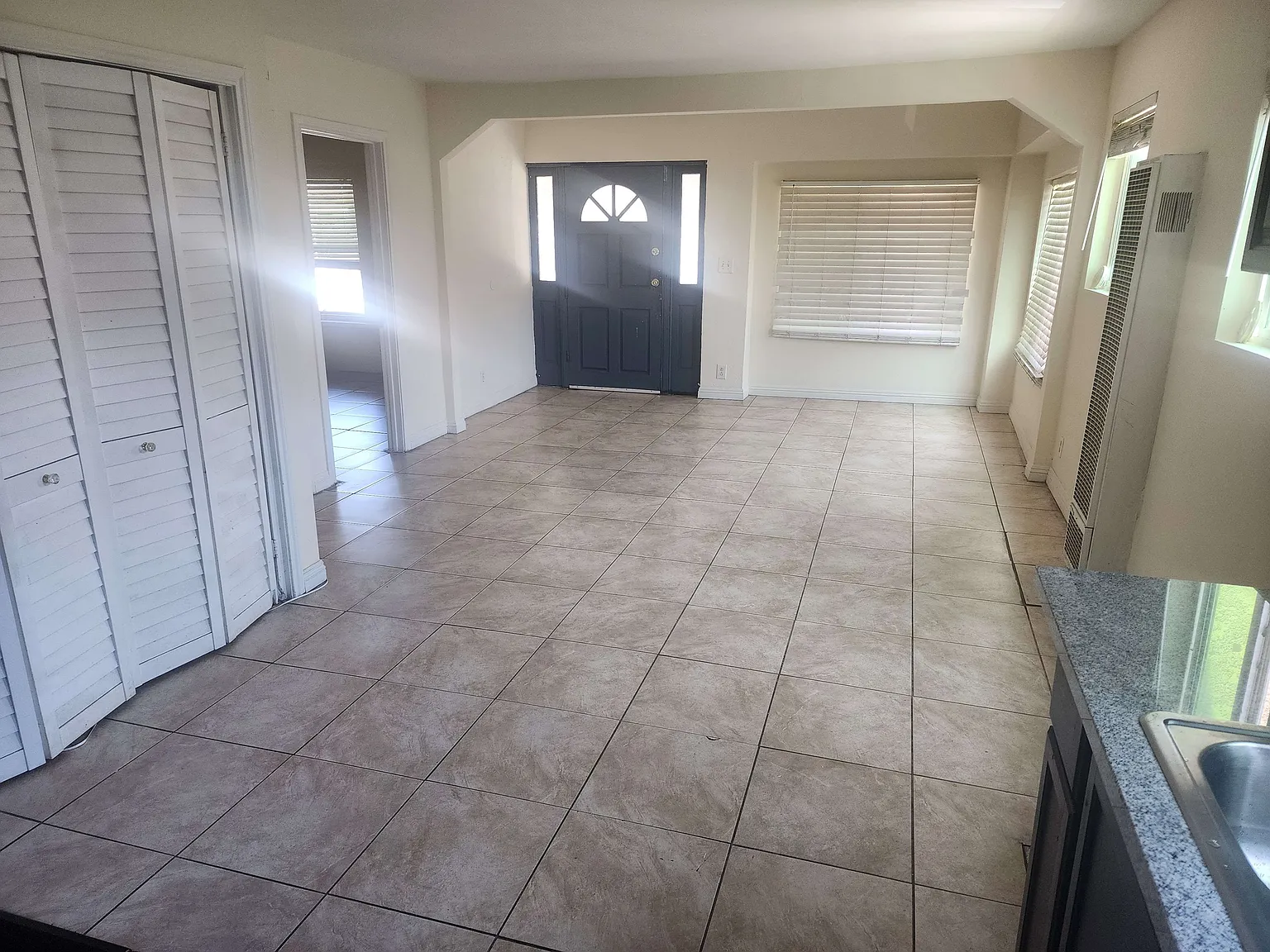 4 bed, 1400 sqft, $3,800 — Photo 4