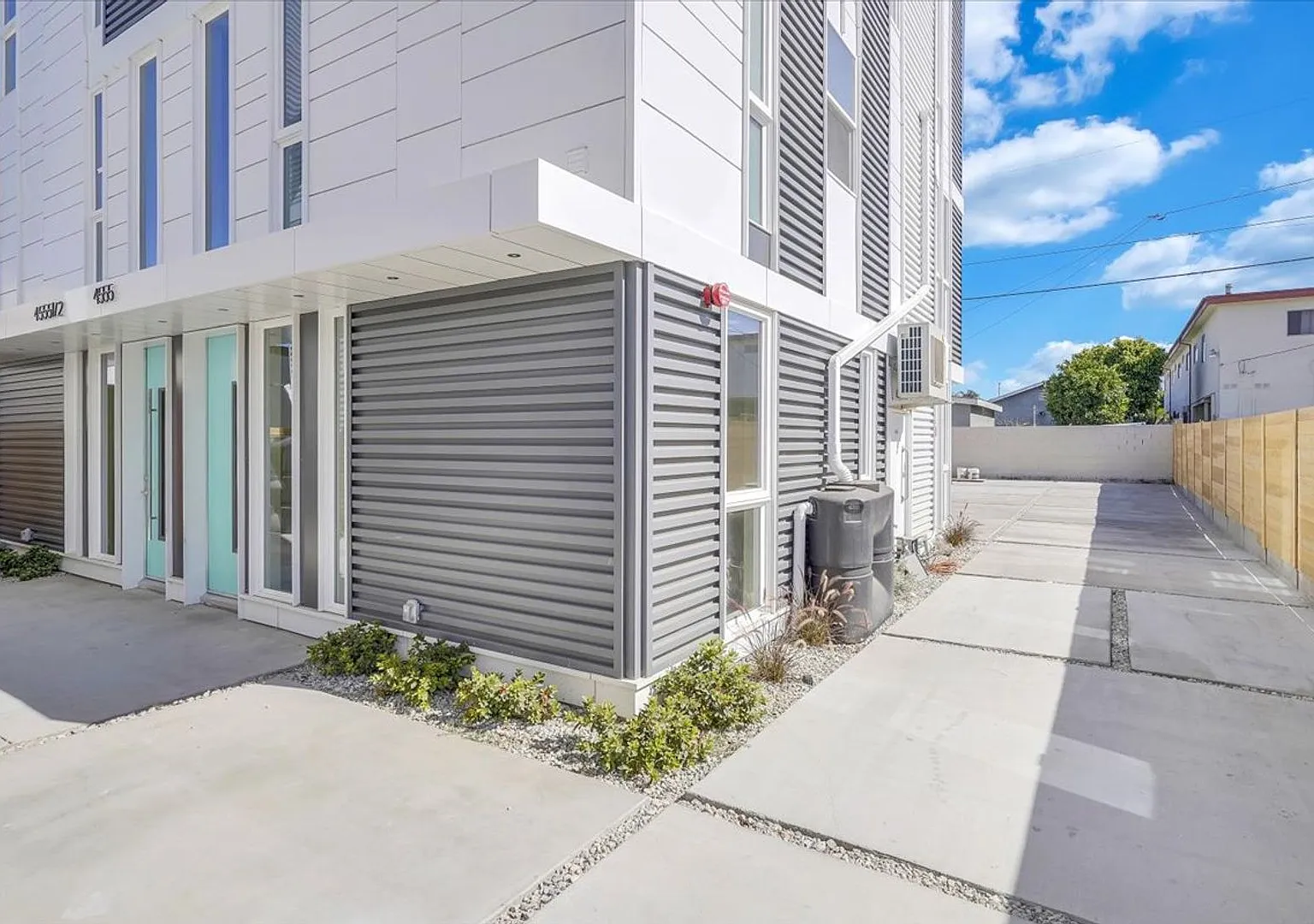 Saturn Street — Photo 1