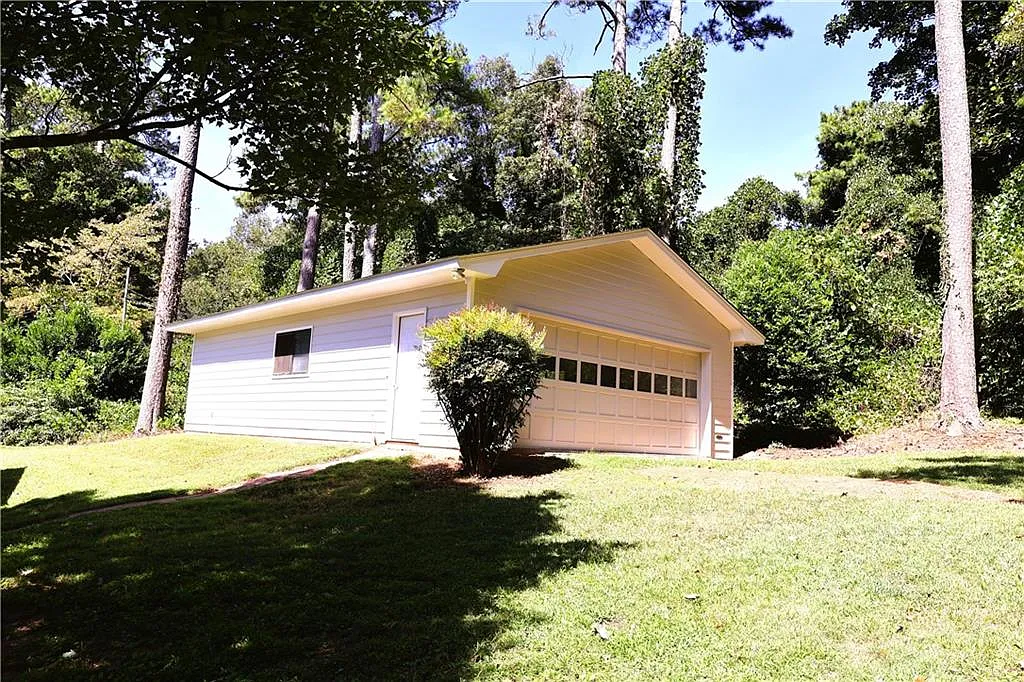 3 bed, 2.0 bath, 2011 sqft, $2,695 — Photo 3