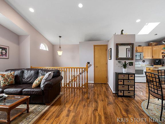 5th image of 575 Sunbrook Dr SE