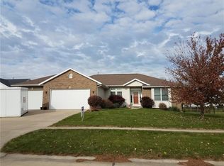 340 Pine Crest Dr, Robins, IA 52328