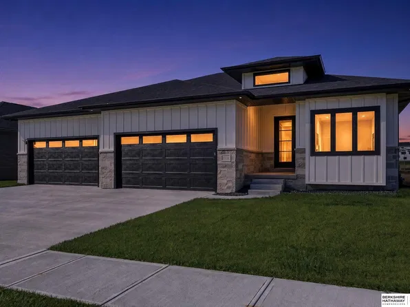 11104 S 218th St, Gretna, NE 68028