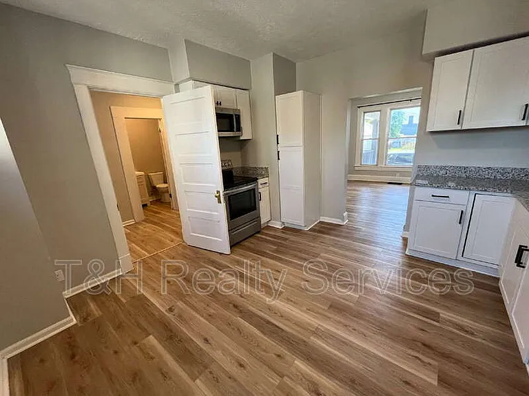 118 W 23rd St — Photo 16