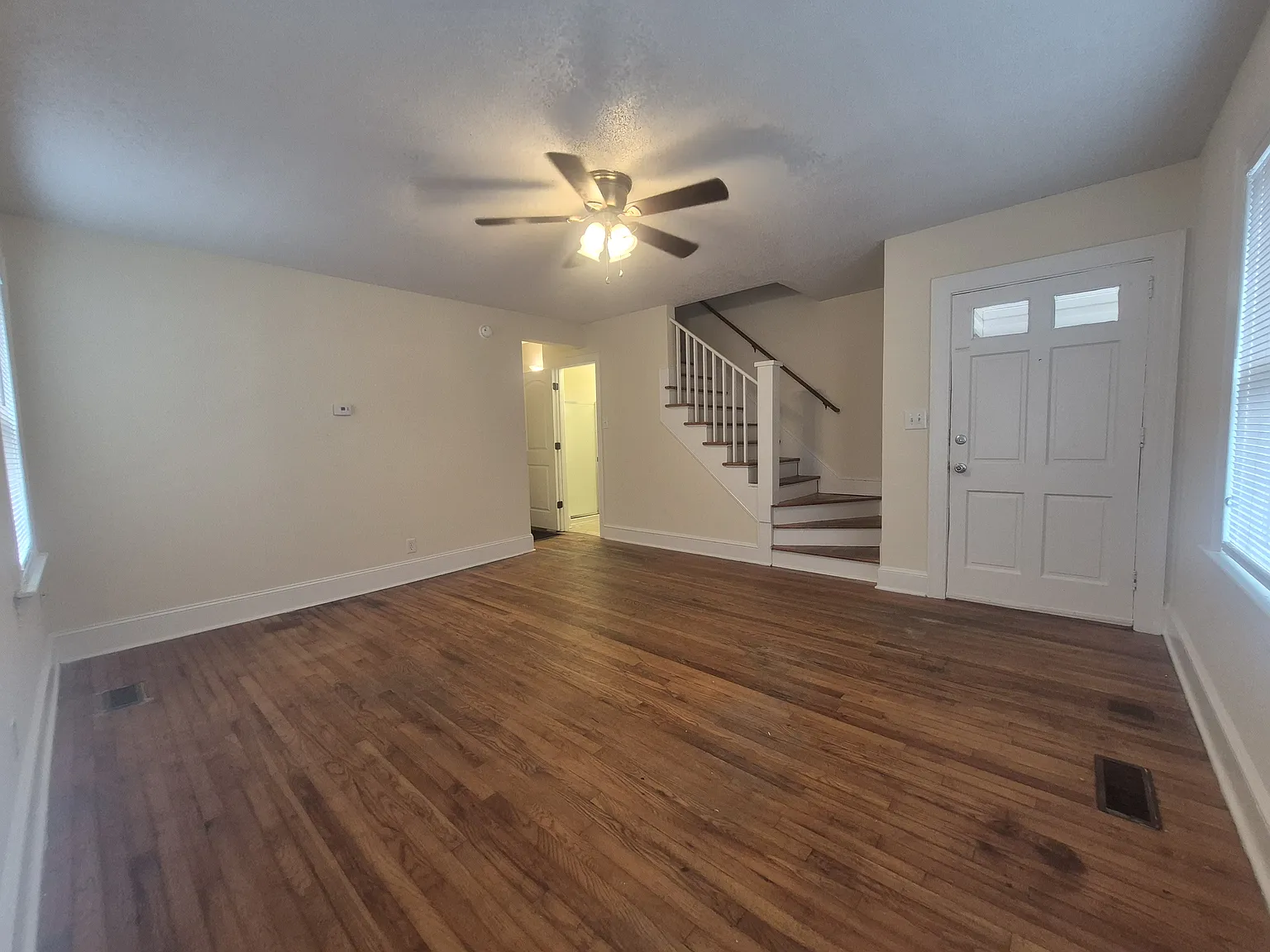 3 bed, 1250 sqft, $1,300 — Photo 4