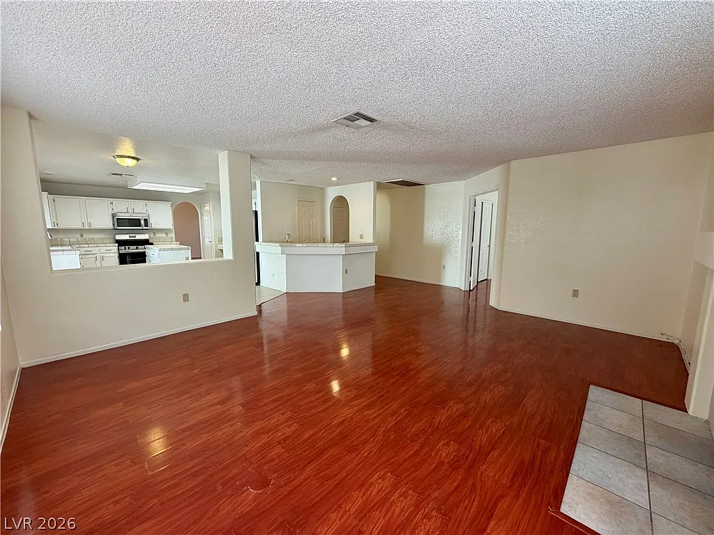3 bed, 2.5 bath, 2443 sqft, $2,640 — Photo 2