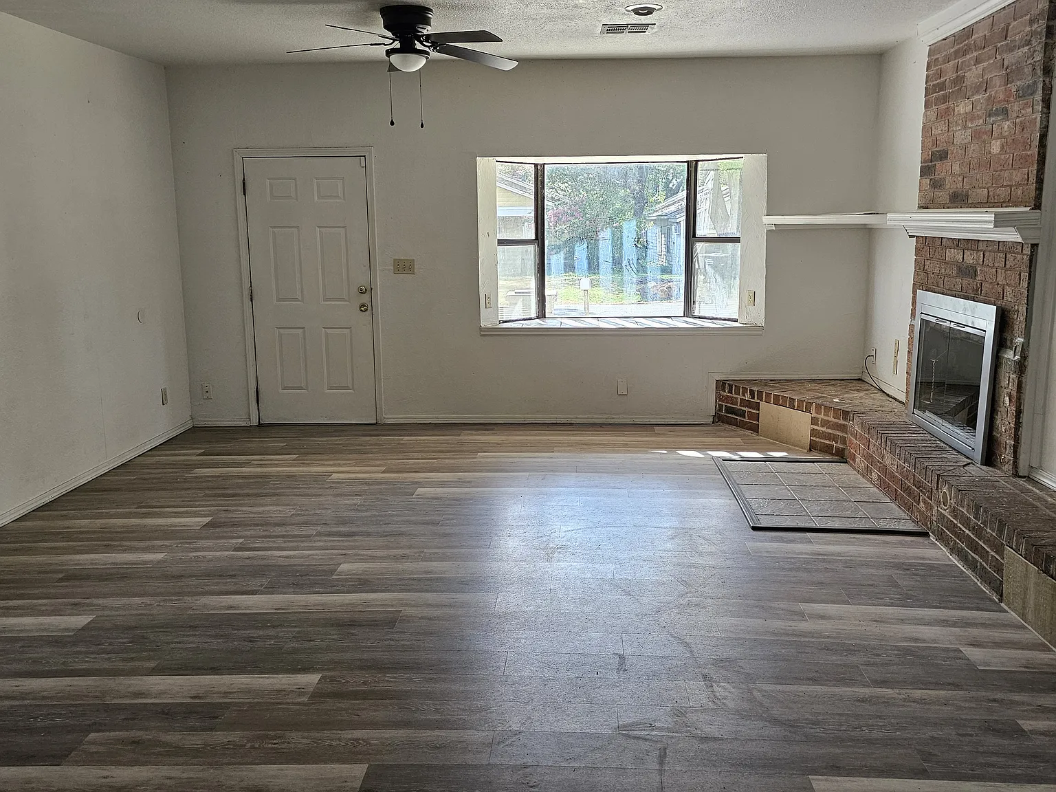 3 bed, 1.5 bath, 1468 sqft, $1,200 — Photo 3
