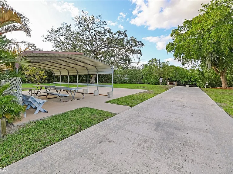 1747 Beverly Dr — Photo 26