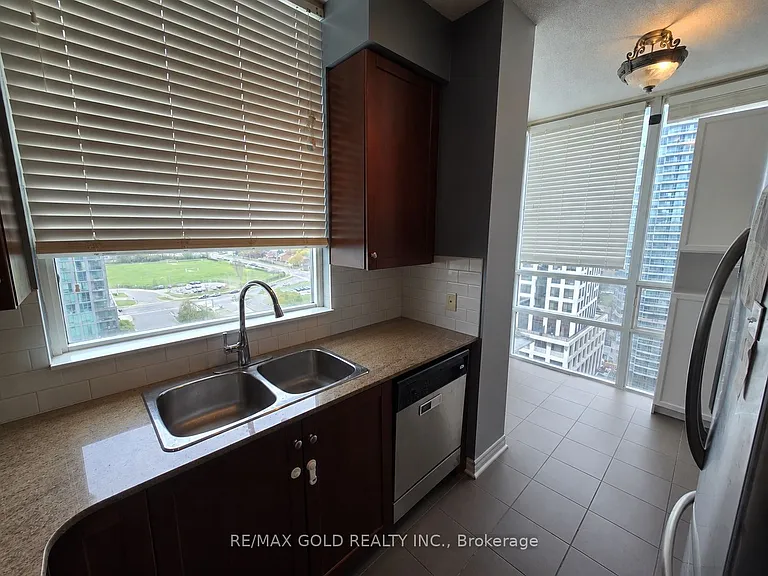 3504 Hurontario St #1607 — Photo 11