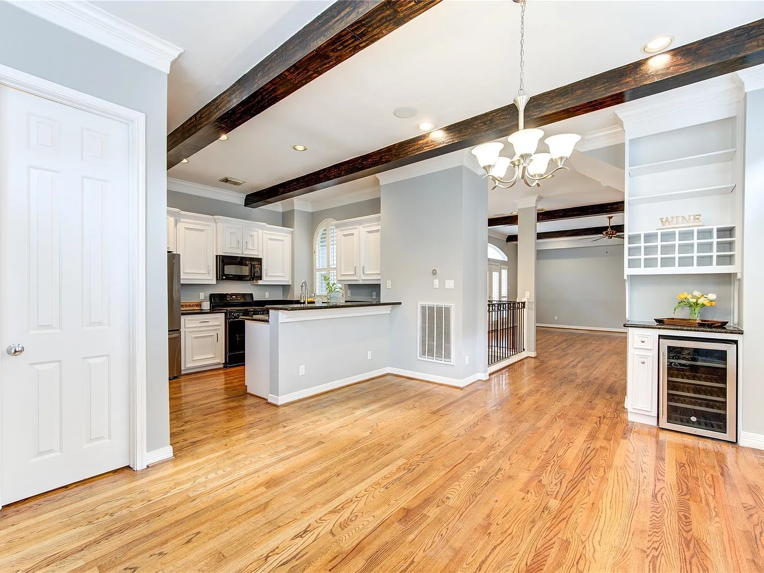 3 bed, 2.5 bath, 2571 sqft, $3,500 — Photo 3