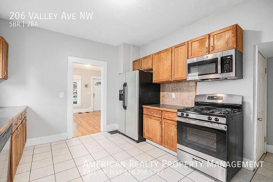 5 bed, 1405 sqft, $2,700 — Photo 3