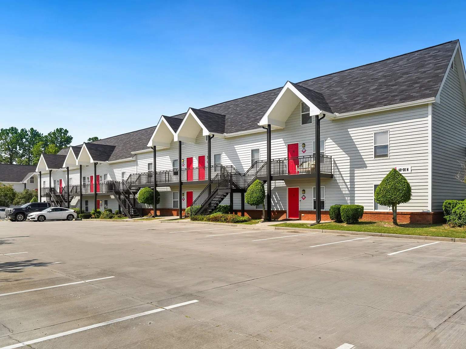 Latitude 30 Apartments — Photo 1