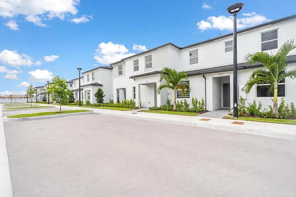 3 bed, 2.0 bath, $3,100 — Photo 2