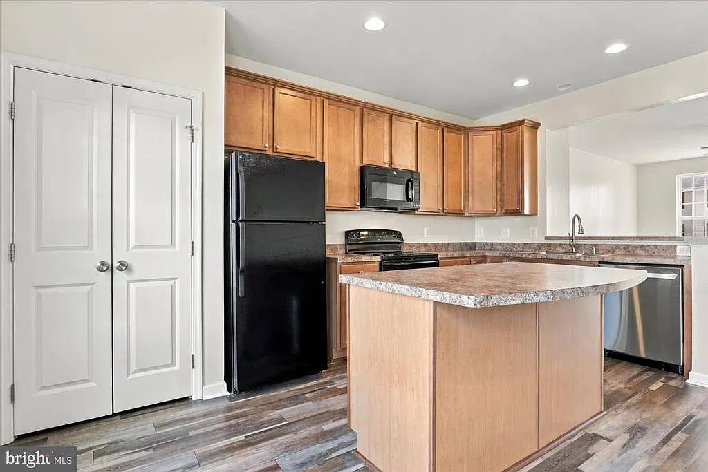4 bed, 2.5 bath, 1962 sqft, $2,150 — Photo 4