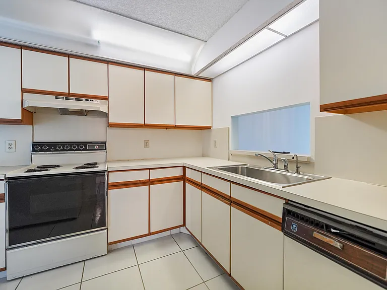 10204 Mangrove Dr #103 — Photo 6