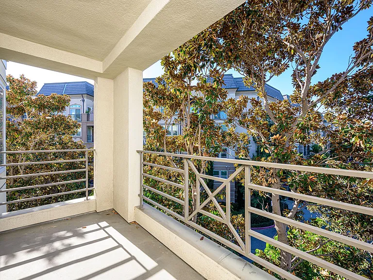 2233 Martin #307 — Photo 28
