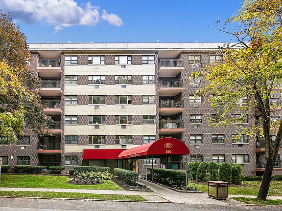 3rd image of 200 Diplomat Dr APT 5L