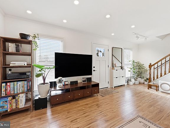 2nd image of 433 Ridge Ct