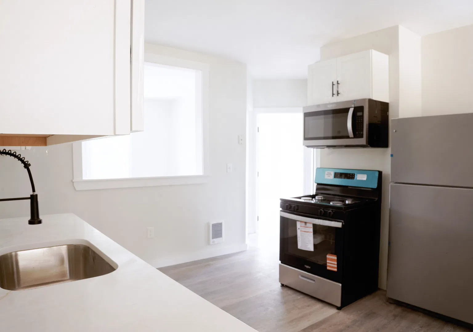 Fully Renovated Apartment Building Modern Upgrades Throughout — Photo 4