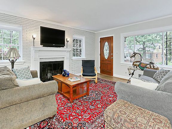 3rd image of 901 N Kensington St