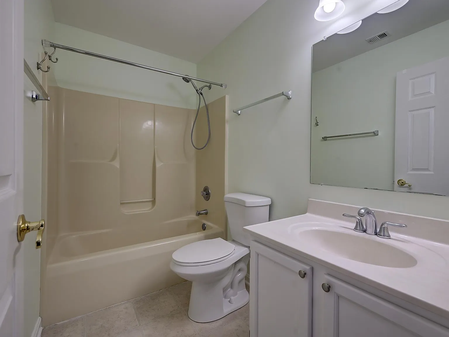 3 bed, 1248 sqft, $2,700 — Photo 2