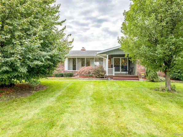 2243 Woodstock Dr, Port Huron, MI 48060