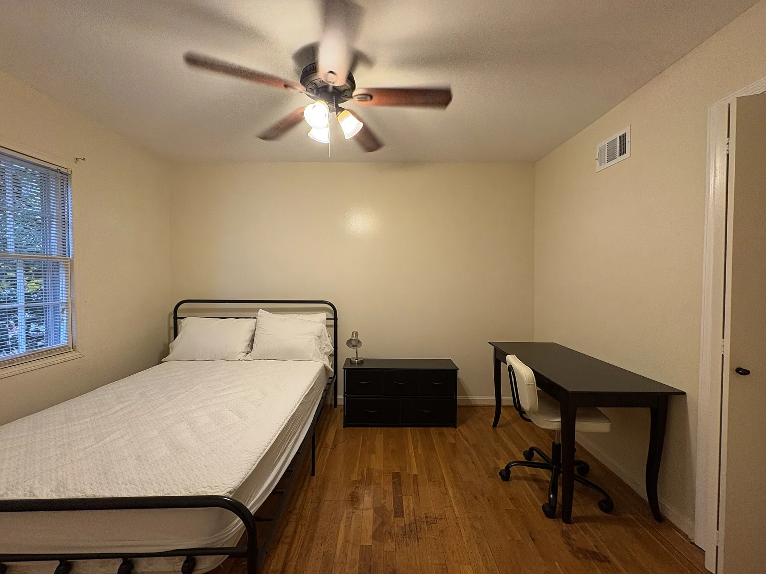 4 bed, 2800 sqft, $900 — Photo 2
