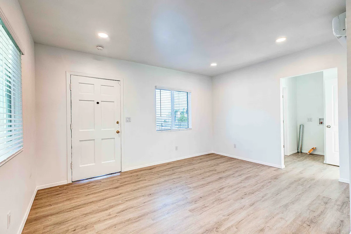Building Photo - 10108 Fernglen Ave #1