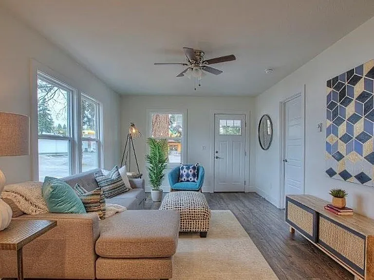 4611 N Pearl St — Photo 2