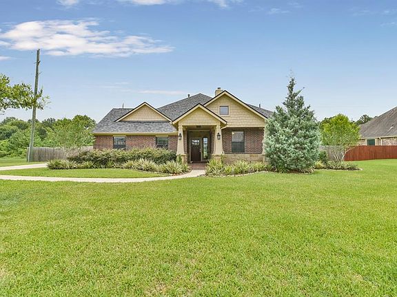 Private yard with no neighbors to the left of this property or behind the property!