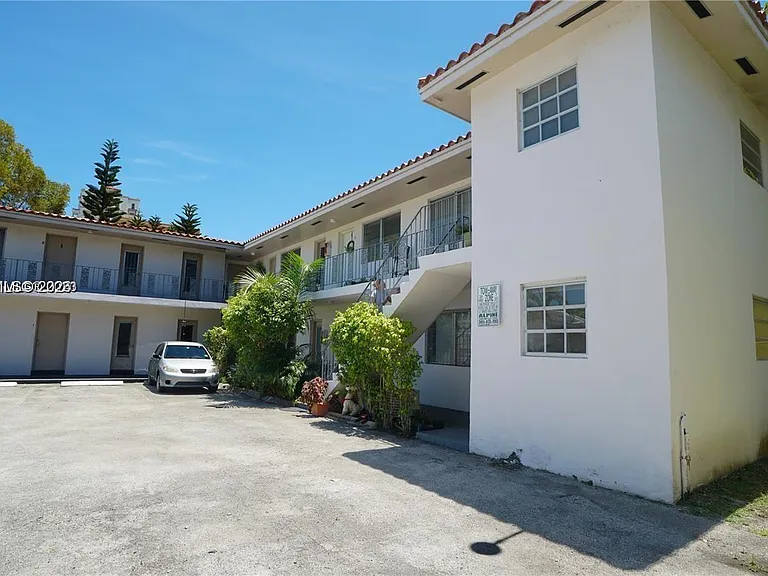 236 Madeira Ave #6 — Photo 1