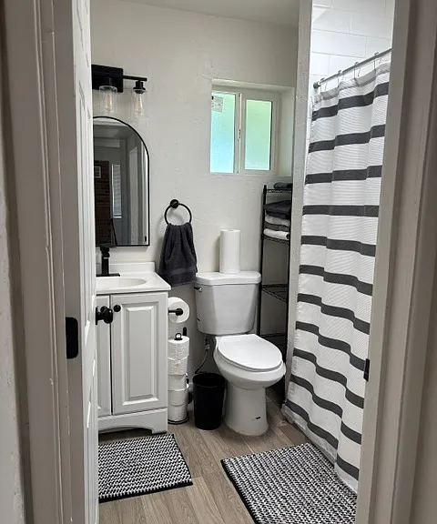 215 E Elm St — Photo 5