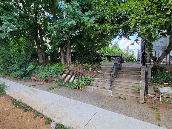 3rd image of 137 W Roosevelt Blvd