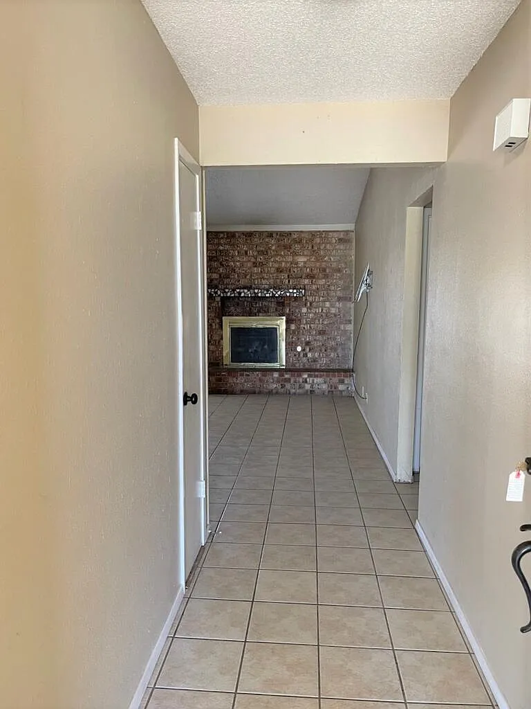 3 bed, 2.0 bath, 1400 sqft, $2,195 — Photo 2