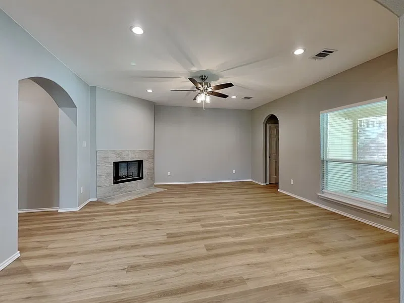 4 bed, 2.0 bath, 2131 sqft, $2,350 — Photo 3