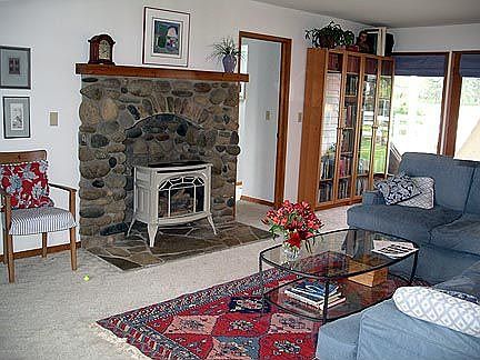 Living room w/gas fireplace