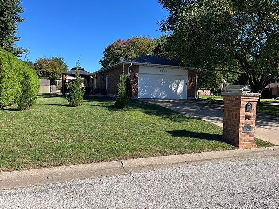 2nd image of 2311 W Huntington Dr
