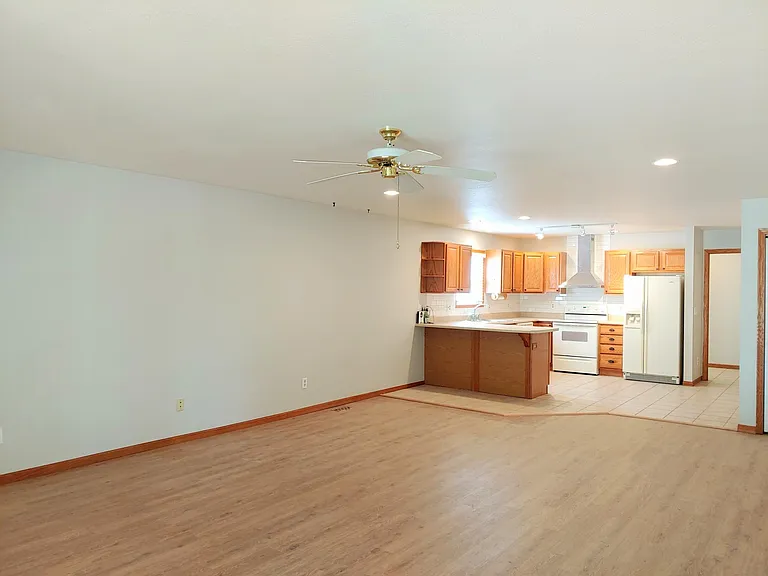 912 Waters Edge Rd — Photo 5