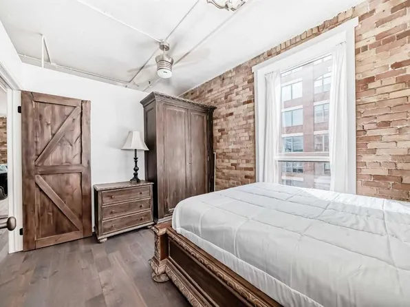 240 S 11th Ave SW #402, Calgary, AB T2R 0C3