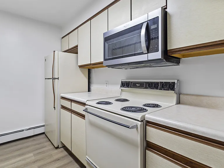 Wehnwood Court Apartments — Photo 14