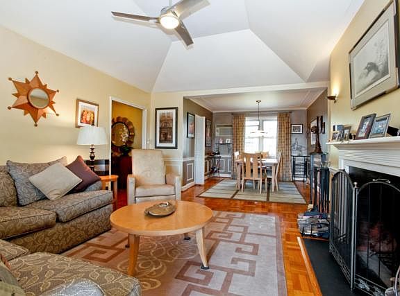 5th image of 2 Chateaux Cir
