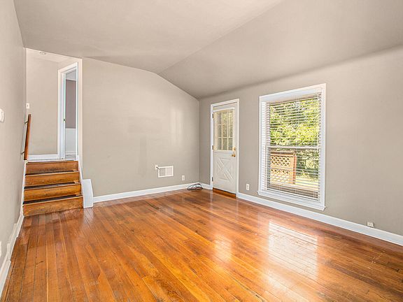 2nd image of 3507 Oakwood St