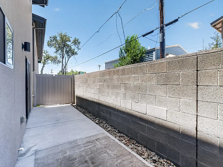 720 N Walnut St #14 — Photo 9
