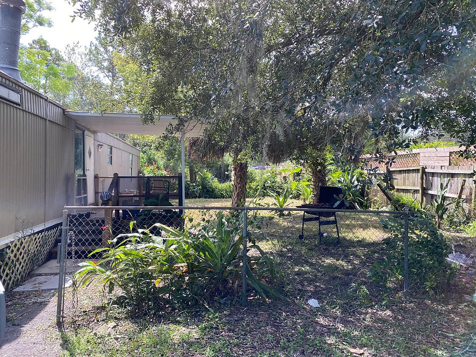 Fenced in front yard.. covered porch.