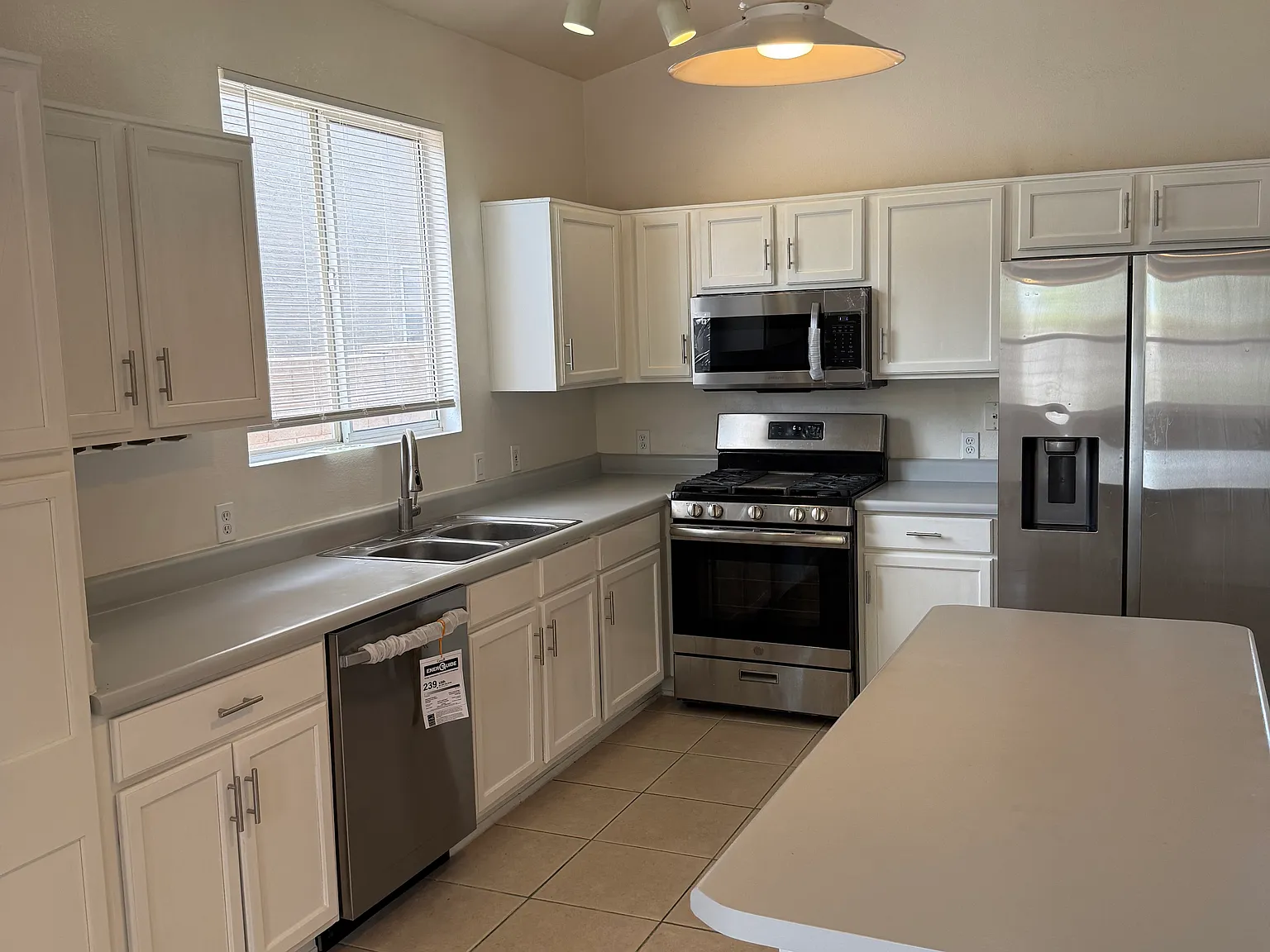 4 bed, 2.5 bath, 1917 sqft, $2,300 — Photo 1