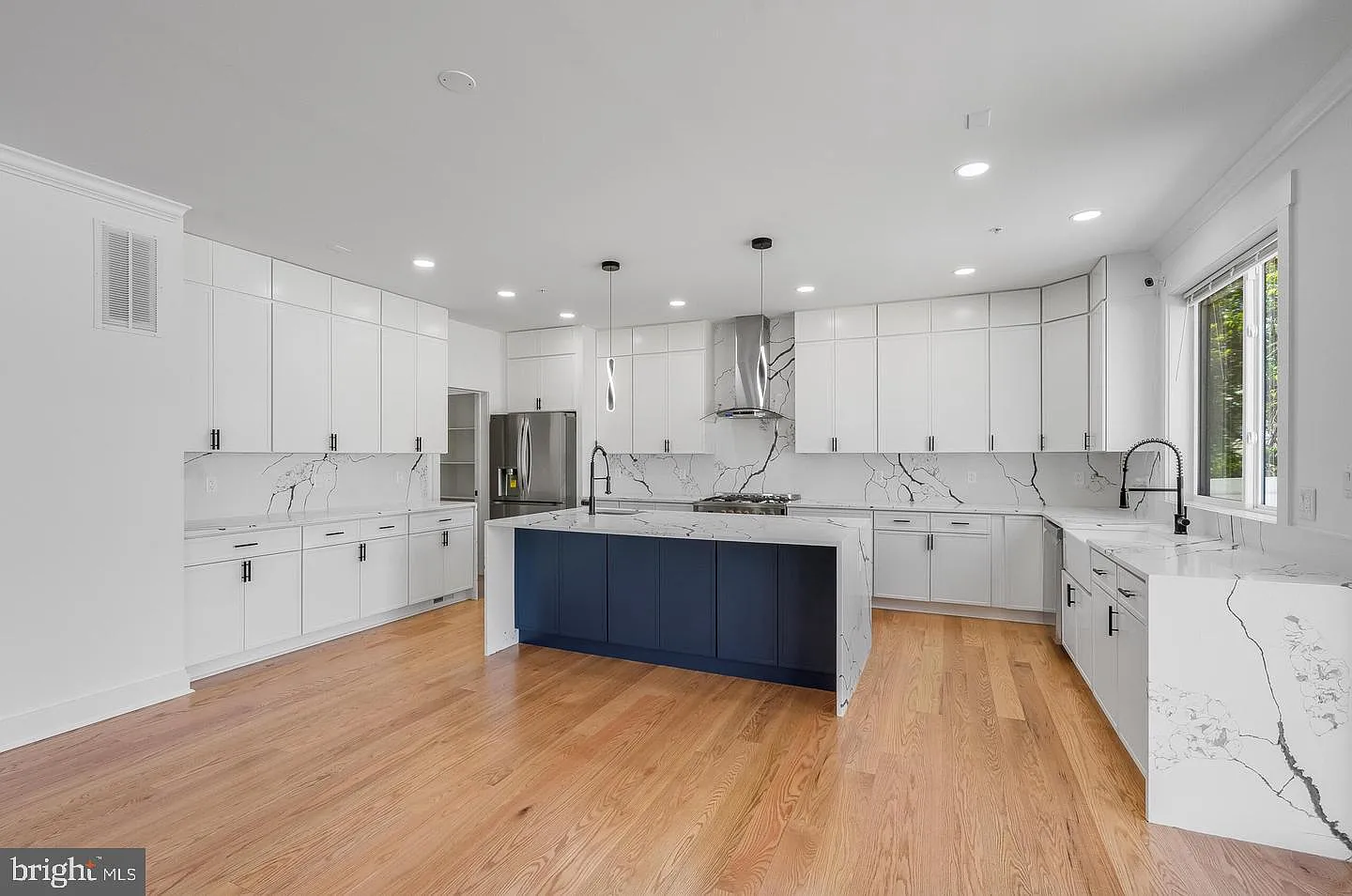 5 bed, 4.5 bath, $6,500 — Photo 4