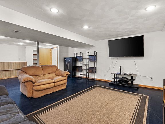 5th image of 3741 Balmoral Dr