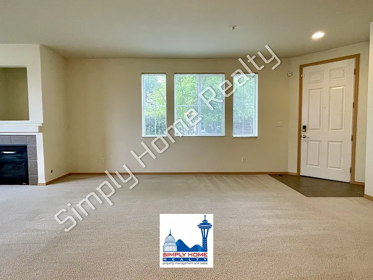 1399 Hudson St — Photo 6