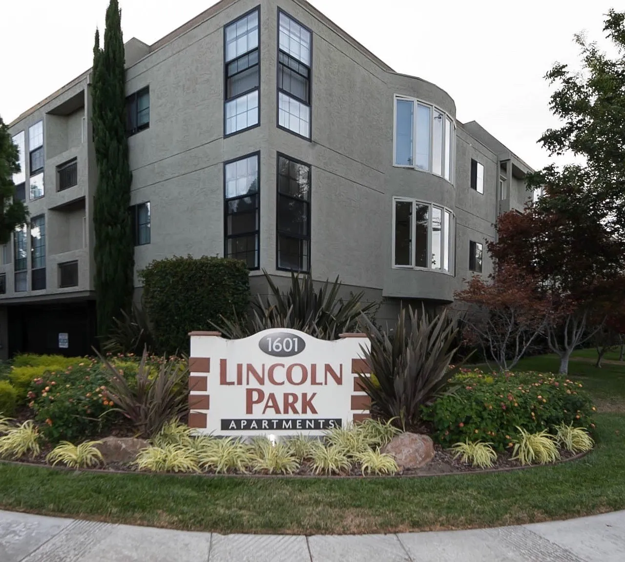 Lincoln Park Apartments — Photo 1