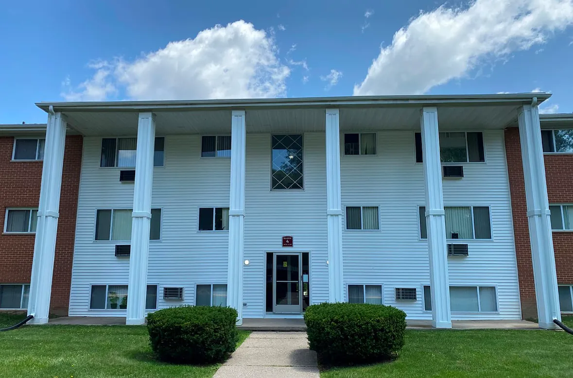 Old Orchard Apartments — Photo 2