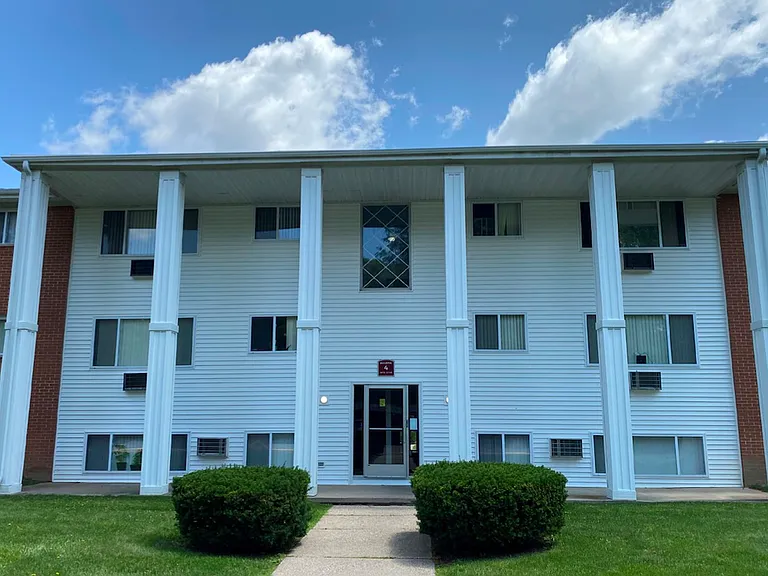 Old Orchard Apartments — Photo 2